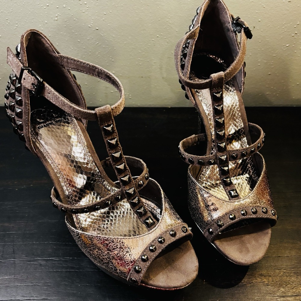 Gianni Bini Gray Metallic Studded T-Strap Platform Sandals Peep Toe Heels Sz8